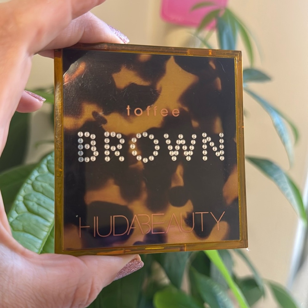 HUDA BEAUTY Toffee 
Brown Obsessions Eyeshadow Palette